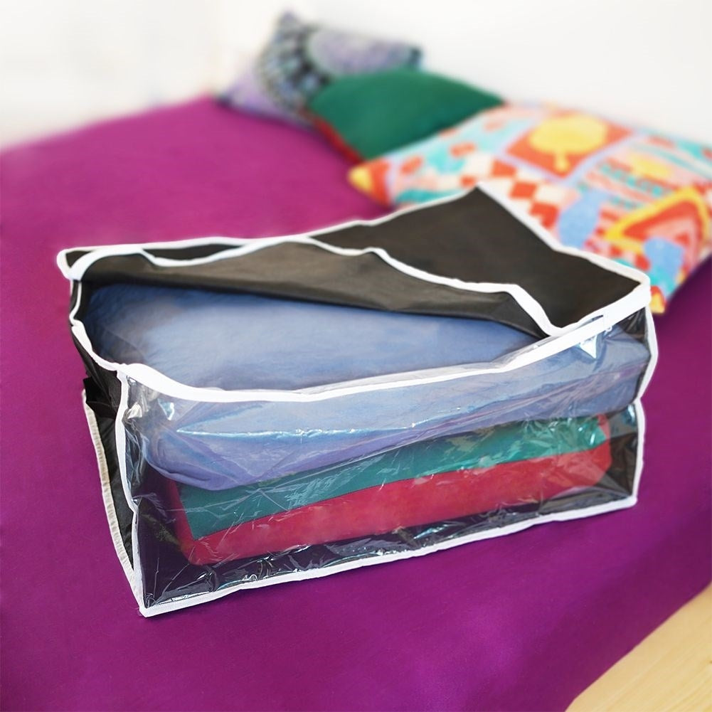 Protection for bedding: moisture-, dust- and moth-proof storage
