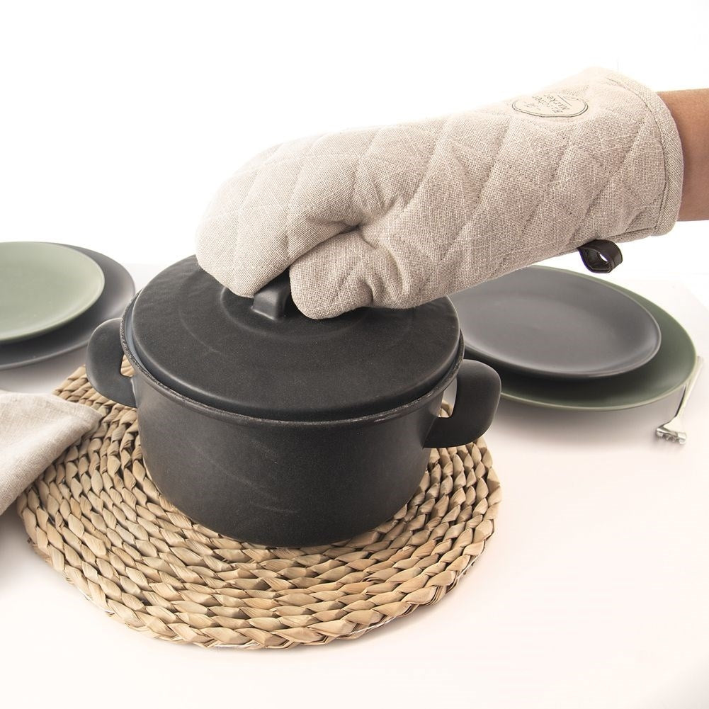 Protective cotton glove with leather loop for hot dishes