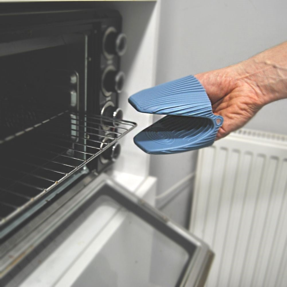 Protective kitchen glove for safe cooking and baking