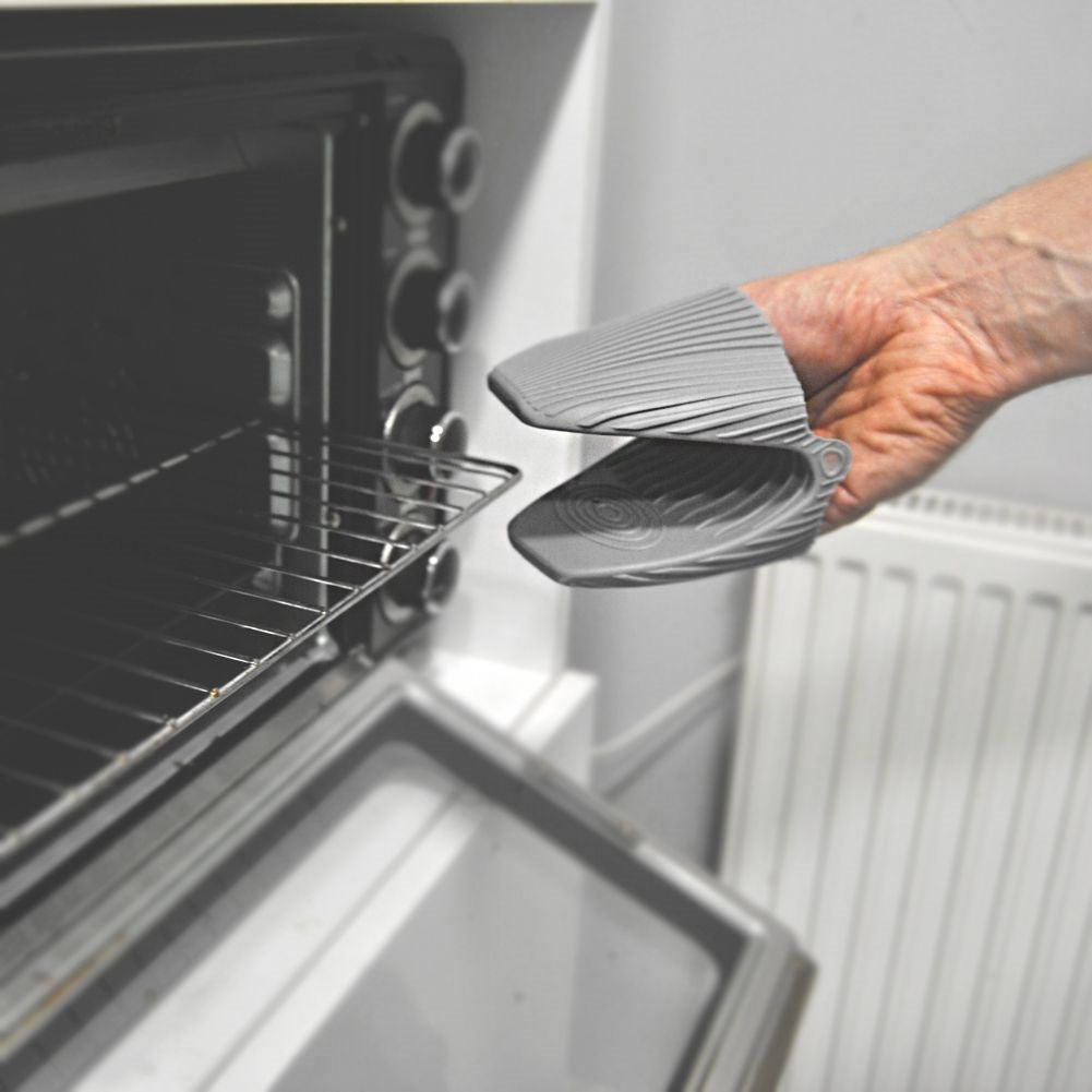 Protective kitchen glove for safe cooking and baking