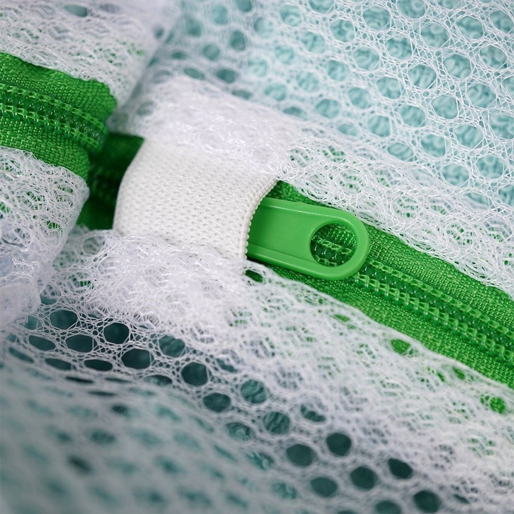 Protective net for delicate clothes with plastic zipper