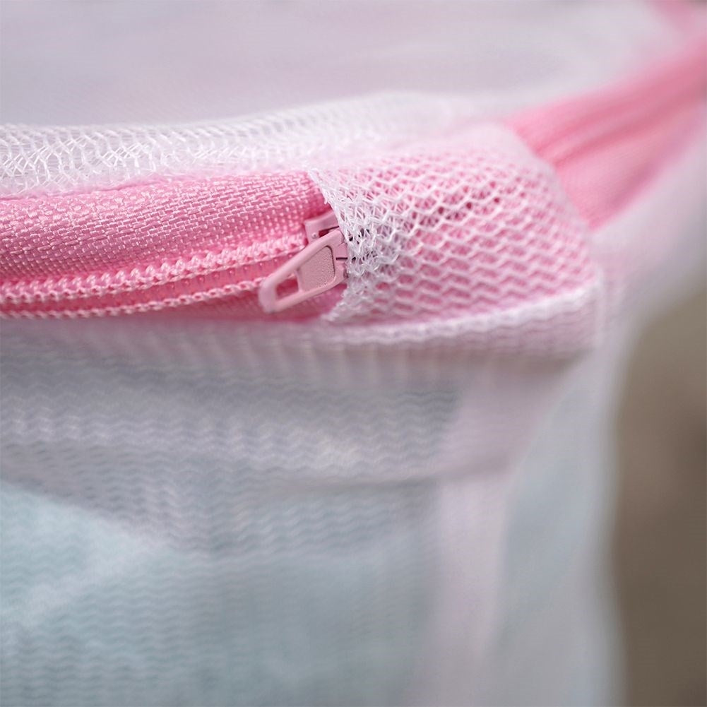 Protective net for delicate fabrics with plastic zipper