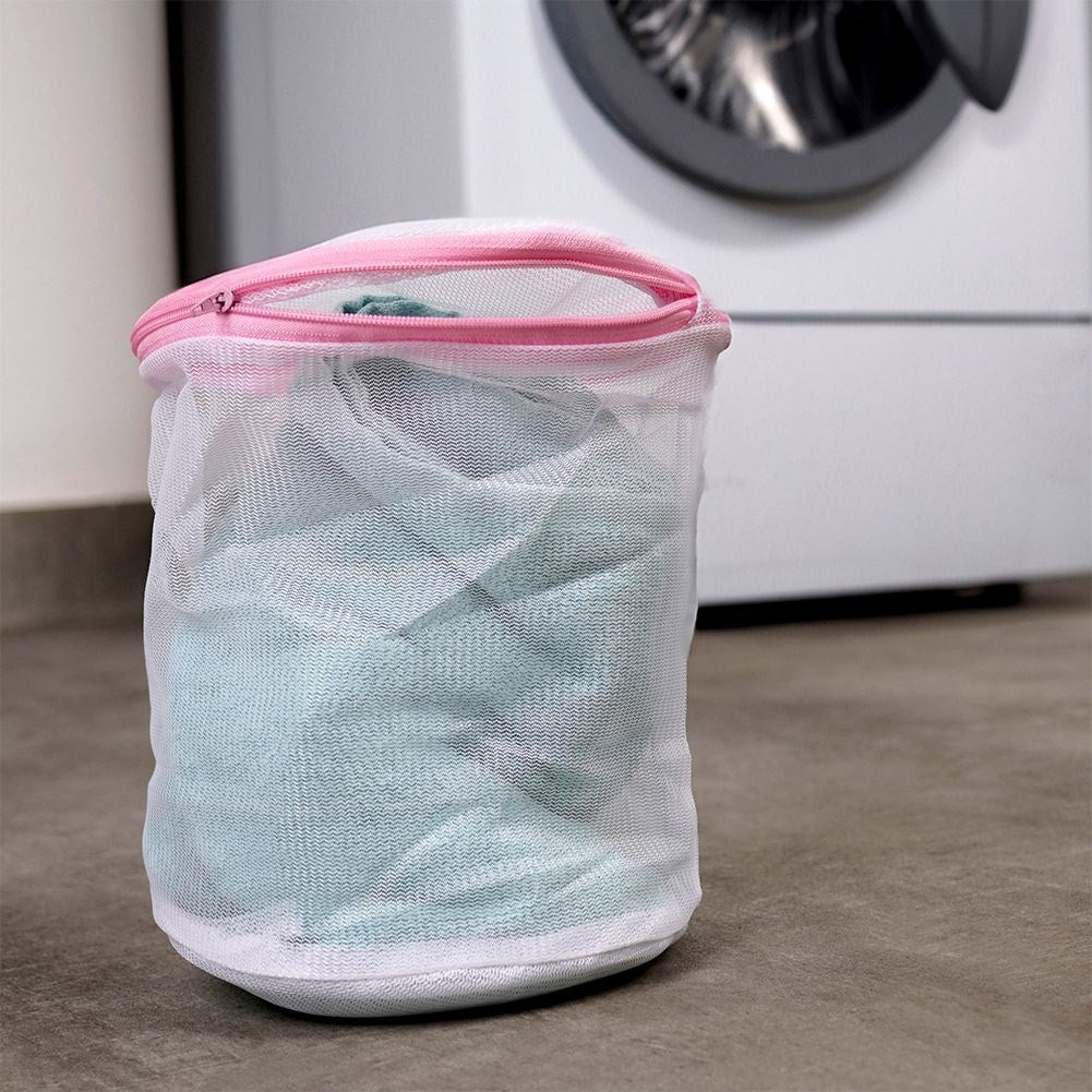 Protective net for delicate fabrics with plastic zipper