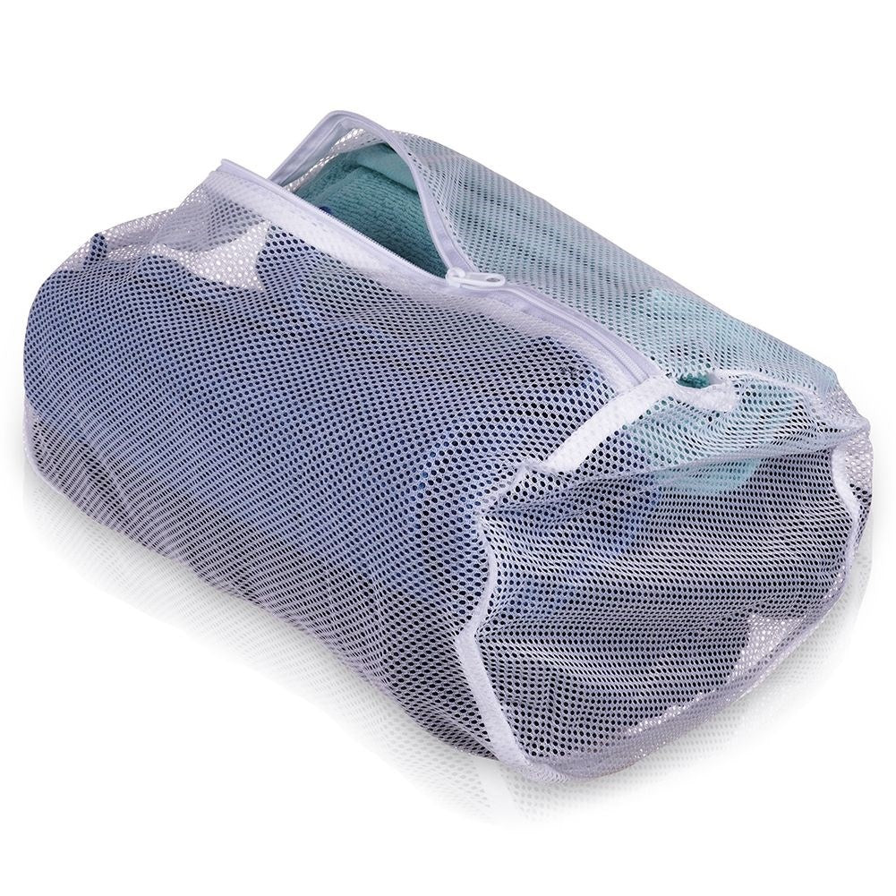 Protective net with zipper for delicate clothes in the wash