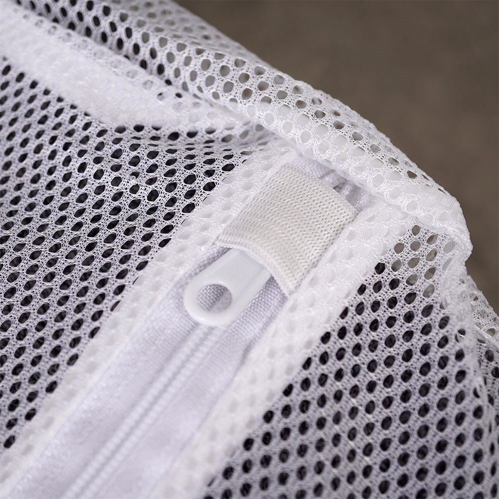 Protective net with zipper for delicate clothes in the wash
