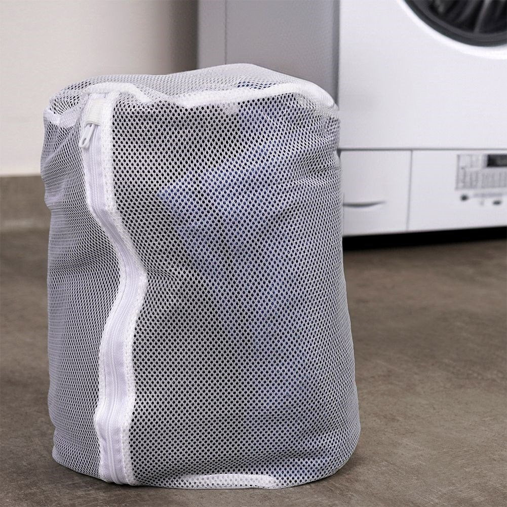 Protective net with zipper for delicate clothes in the wash