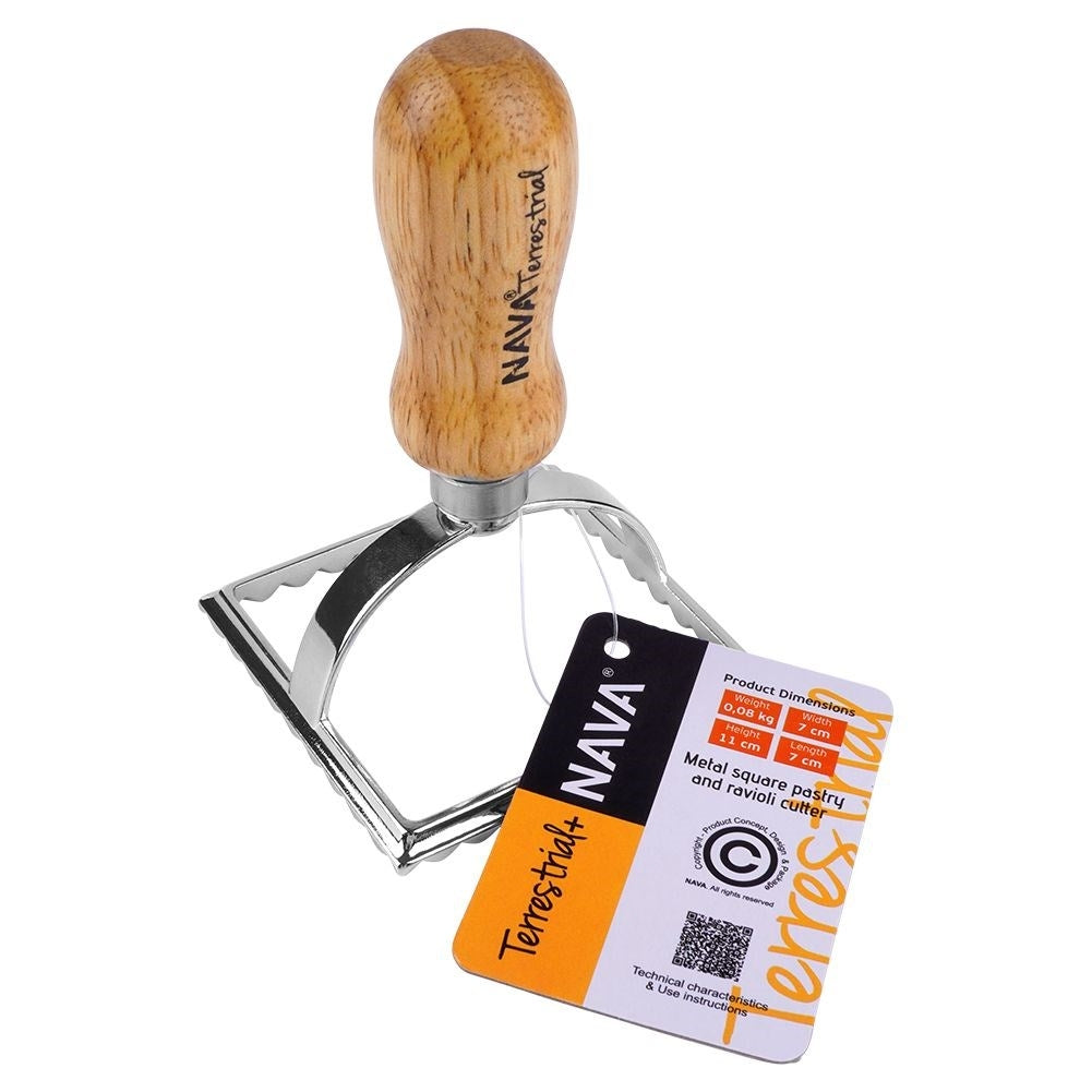 Ravioli cutter in metal and wood for uniform shapes