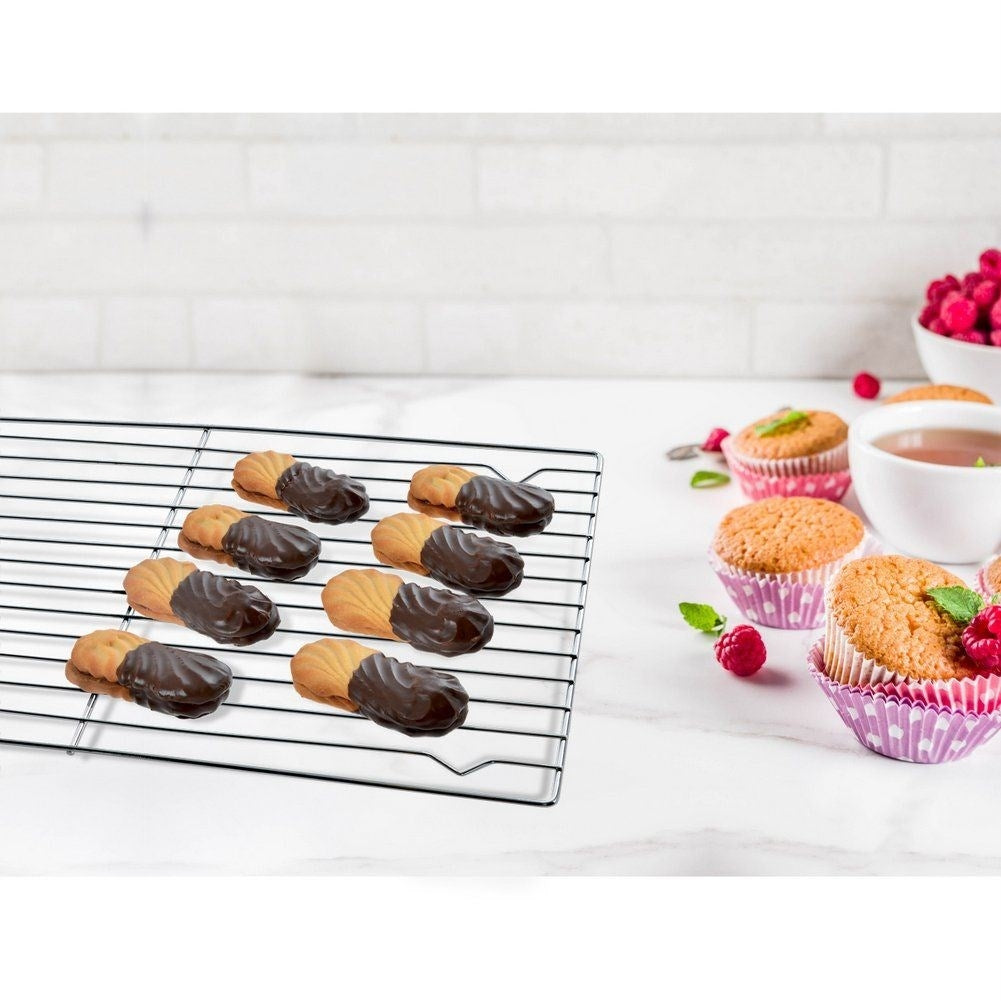 Rectangular mat for cooling hot pastries and buns