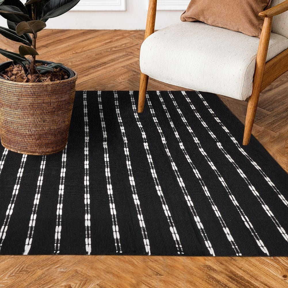 Rectangular rug made of recycled cotton for any room