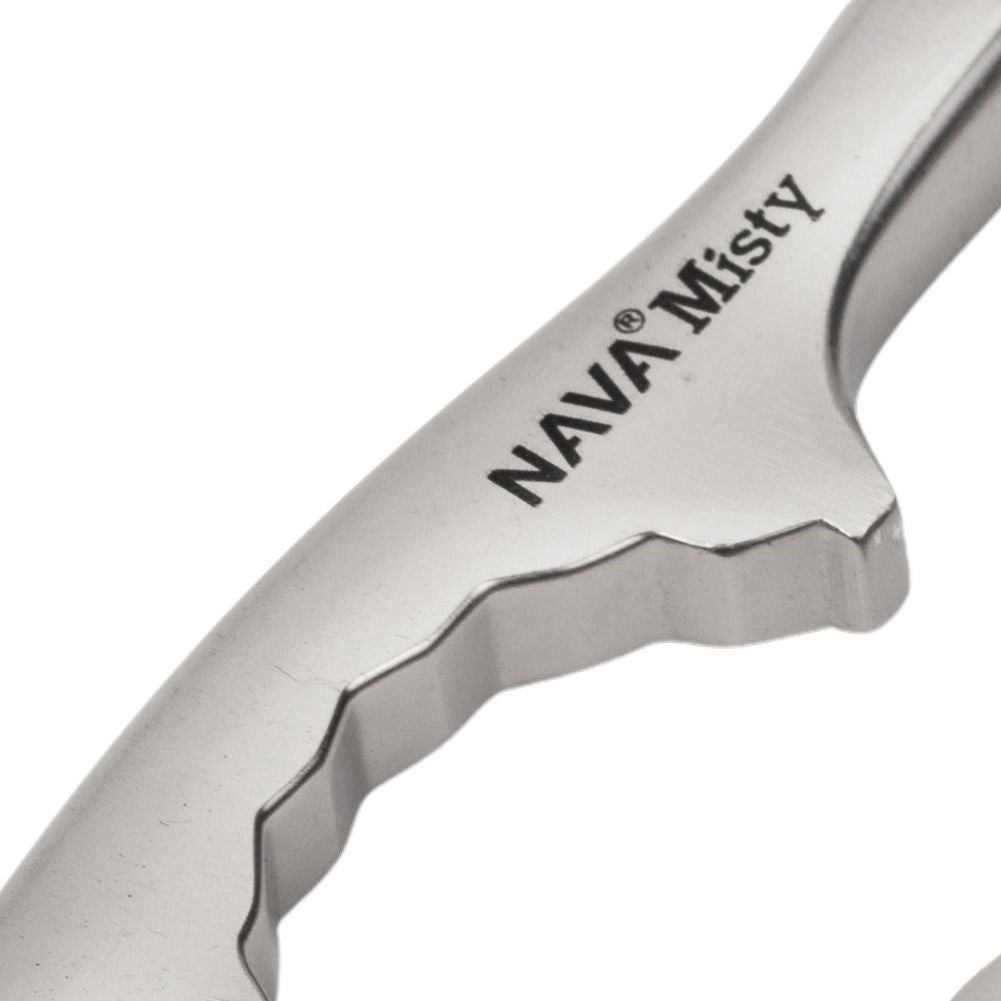 Robust nutcracker with non-slip handles for all nuts