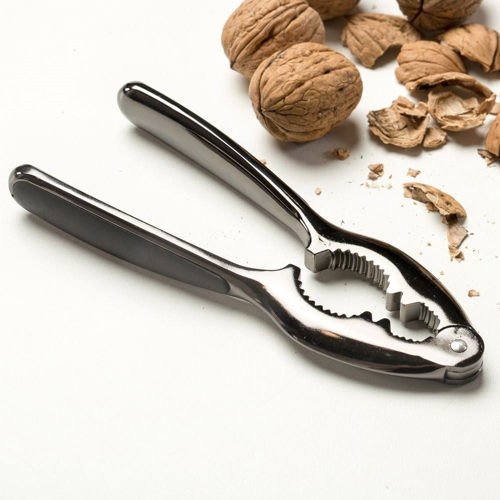 Robust nutcracker with non-slip handles for all nuts