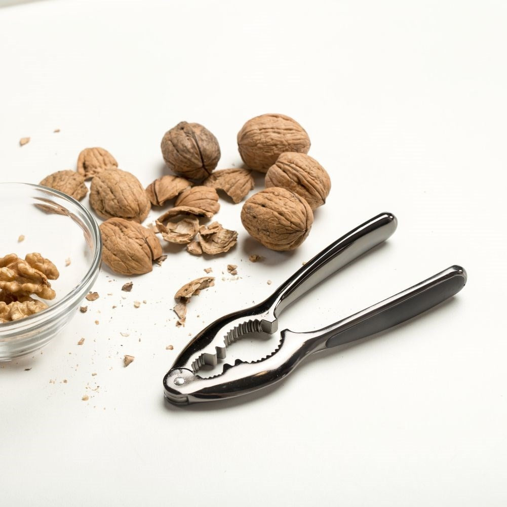 Robust nutcracker with non-slip handles for all nuts
