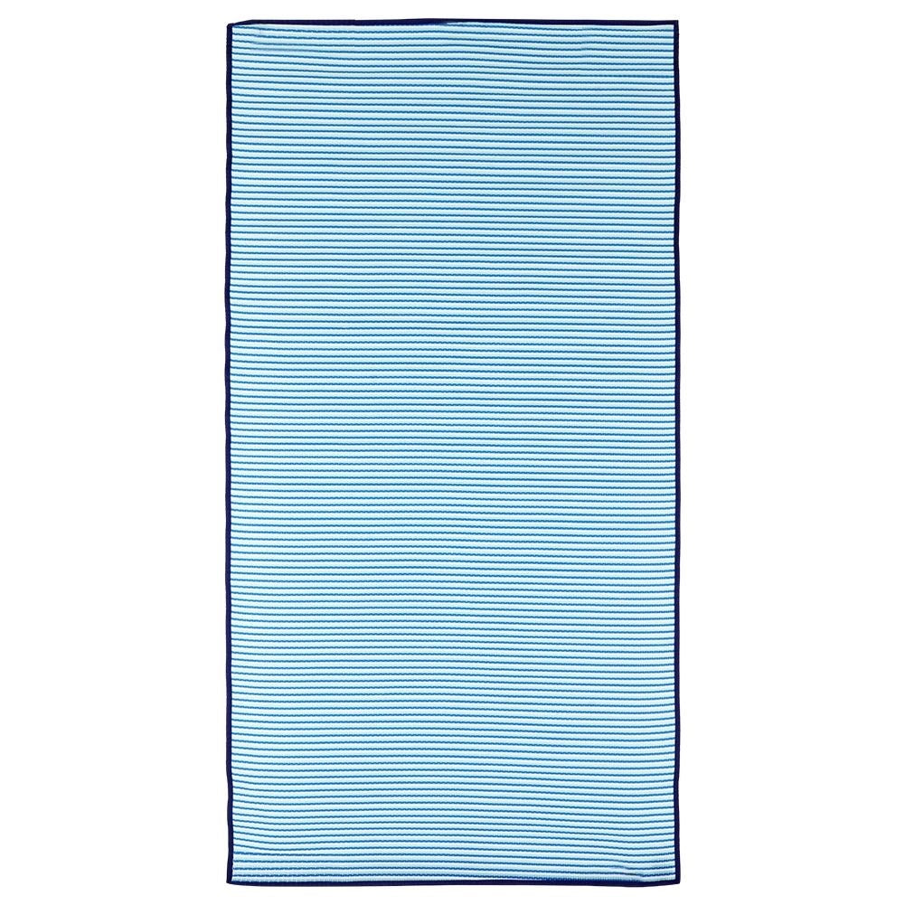 Rollable lightweight beach mat with comfortable handle