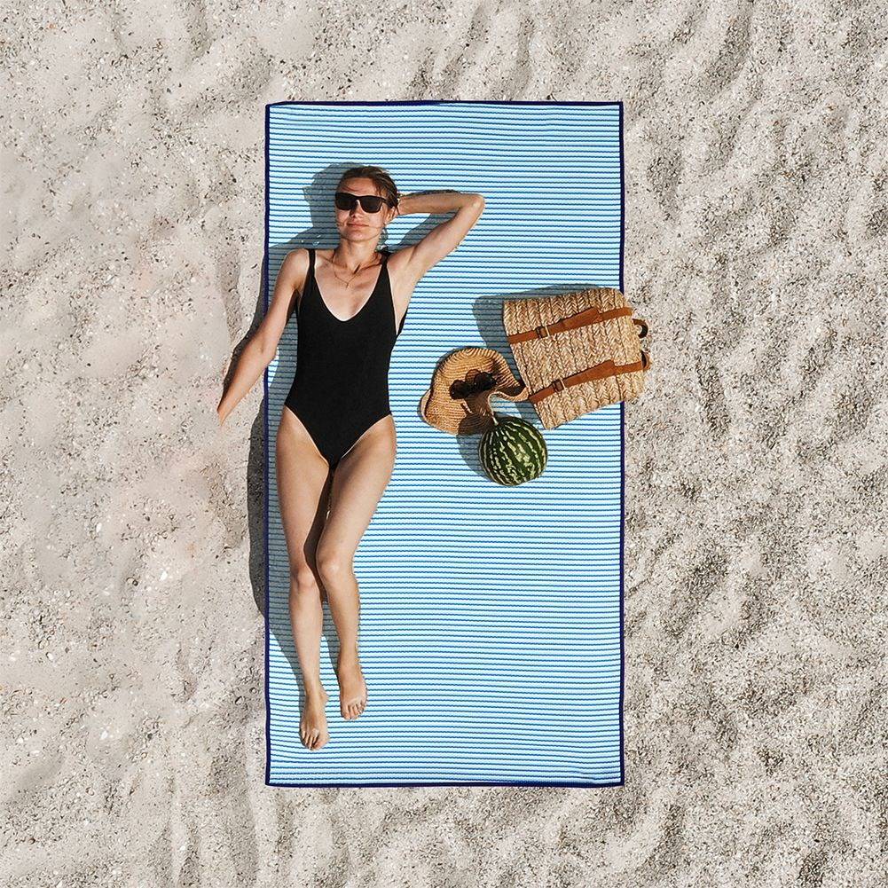 Rollable lightweight beach mat with comfortable handle
