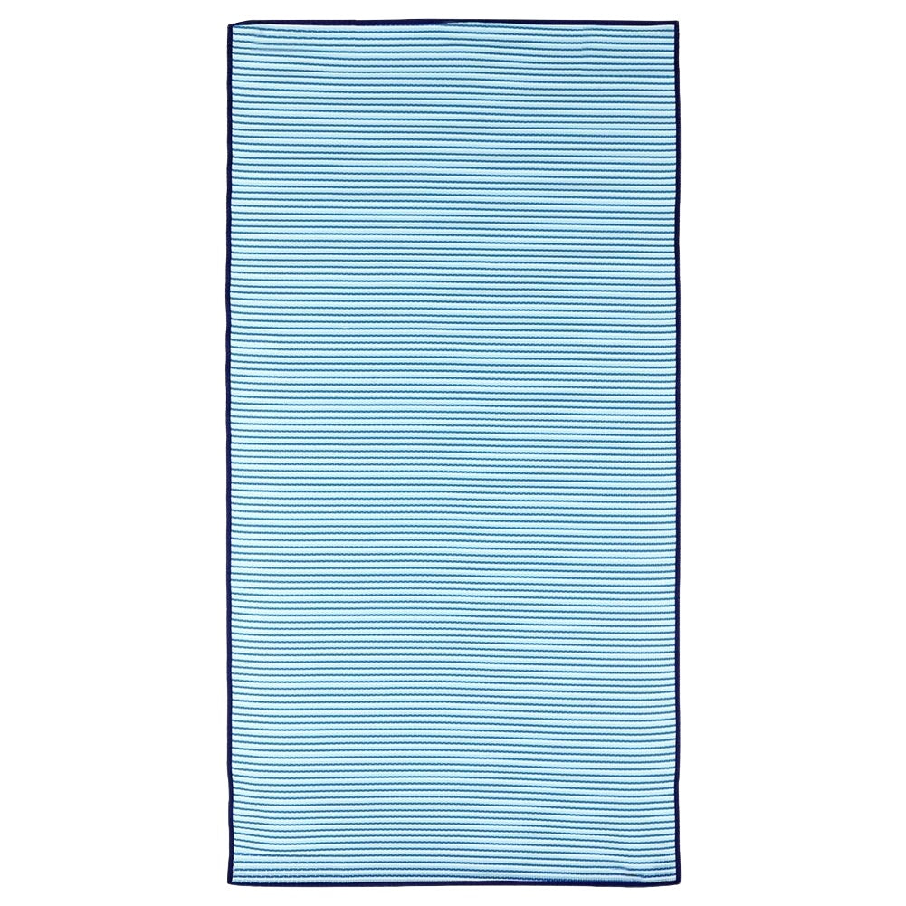 Rollable lightweight beach mat with comfortable handle