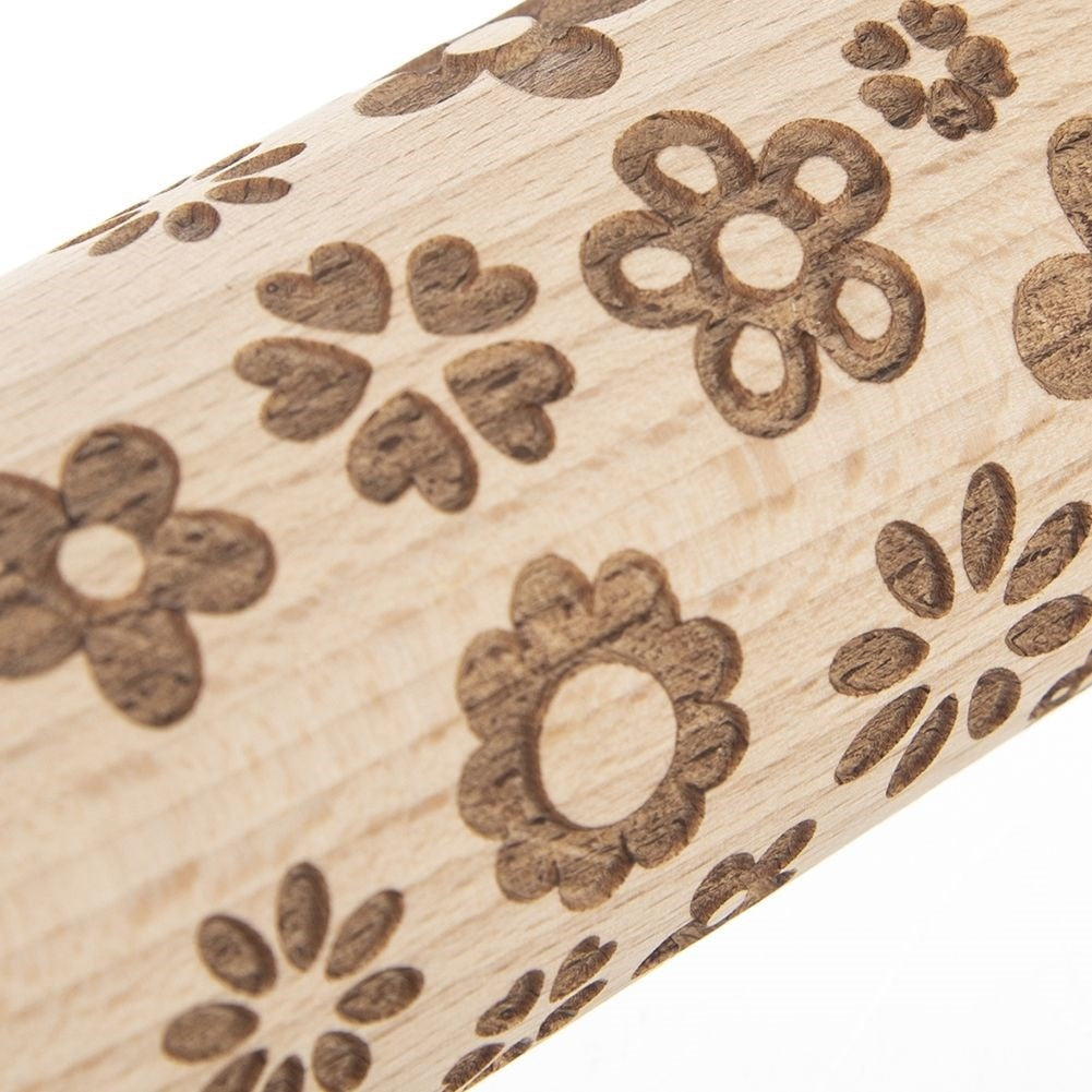 Rotating rolling pin with floral pattern in natural beech wood