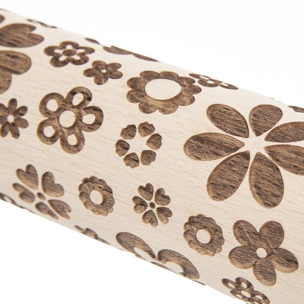 Rotating rolling pin with floral pattern in natural beech wood