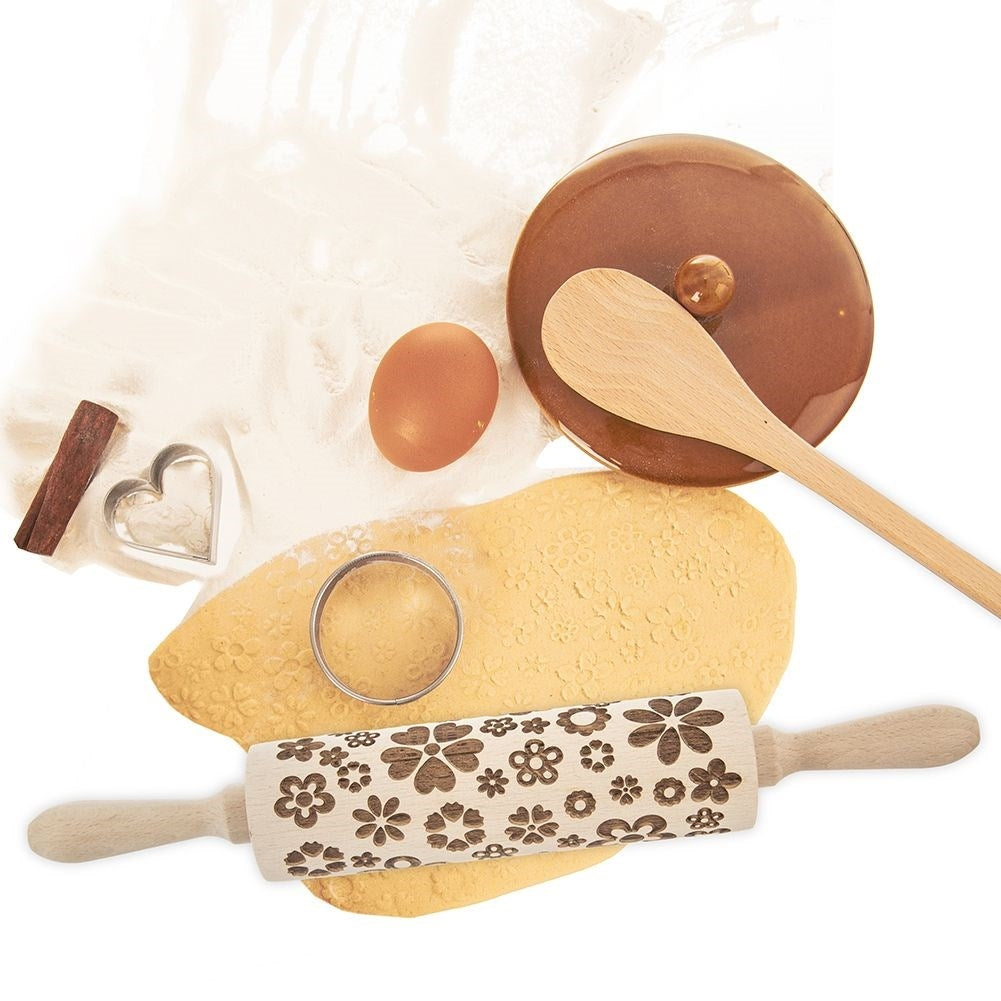 Rotating rolling pin with floral pattern in natural beech wood