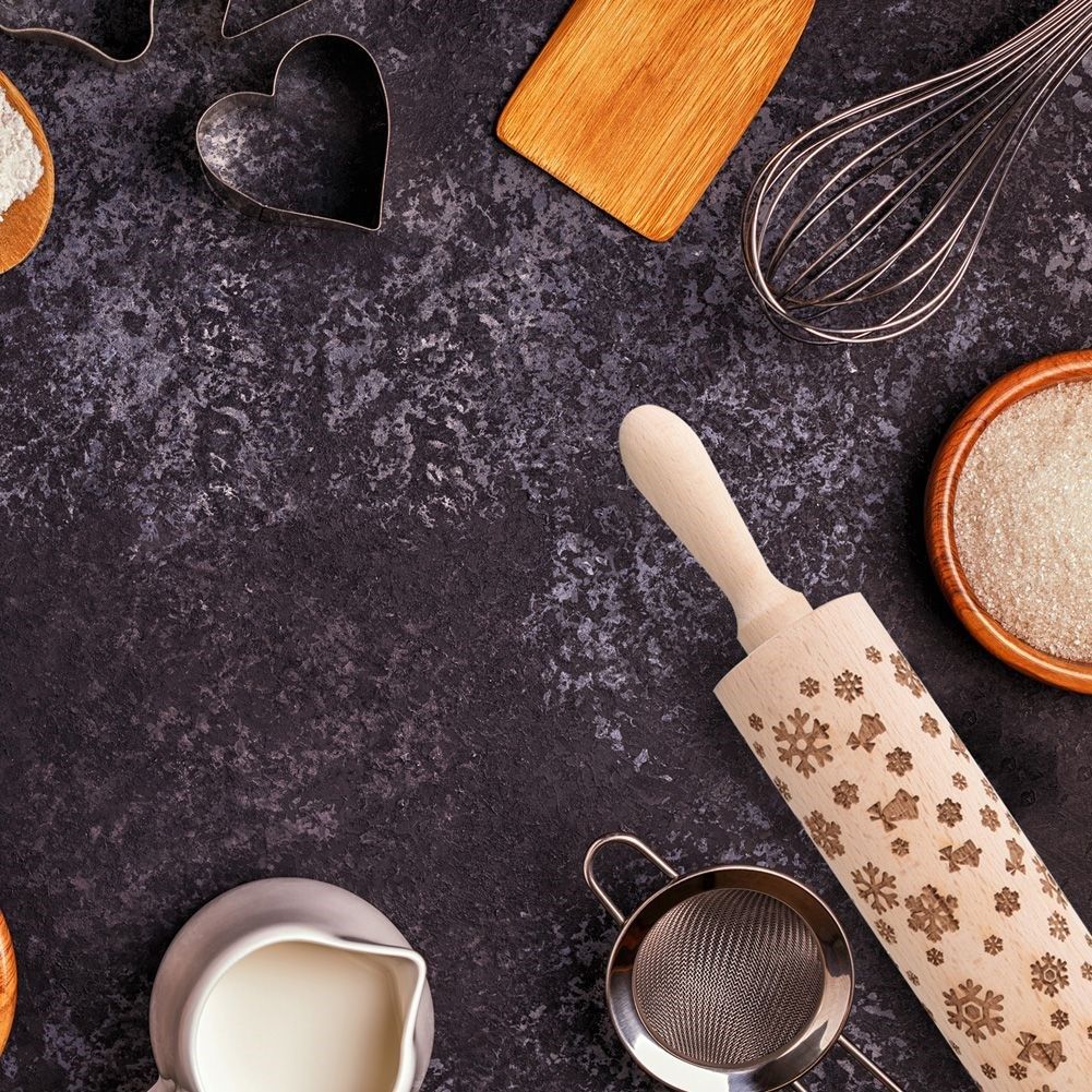 Rotating rolling pin with snowflake pattern in natural beech wood