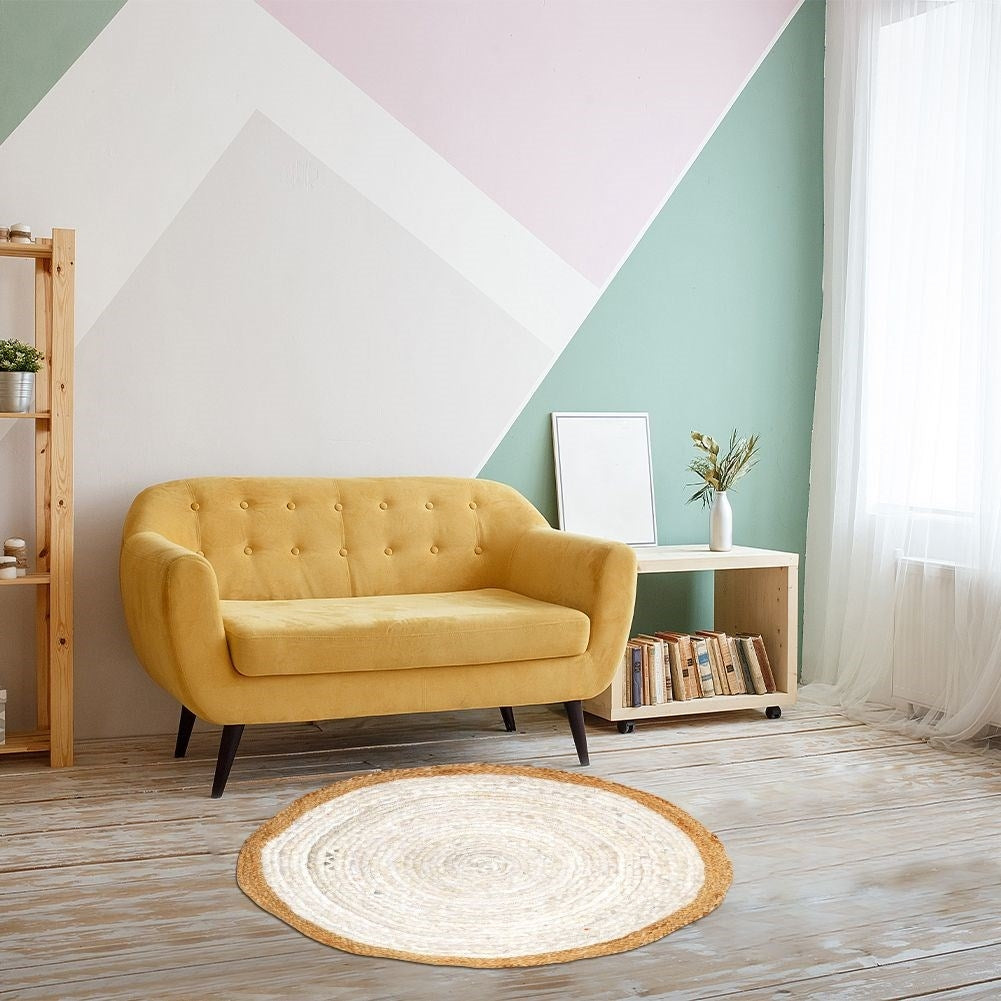 Round cotton rug with jute edges and classic pattern