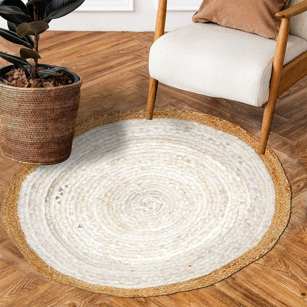 Round cotton rug with jute edges and classic pattern