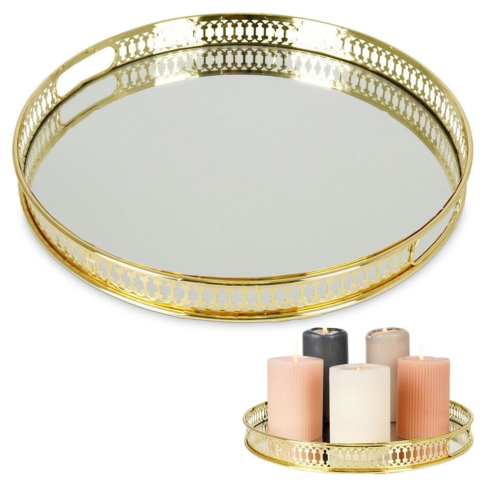 Round mirror tray in gold metal - 30 cmThis round mirror tray with a diameter of 30 cm is an exceptional decorative detail for your home. Crafted from gold metal and mirrored glass, it adds an elegant and luxurious feel to any room.