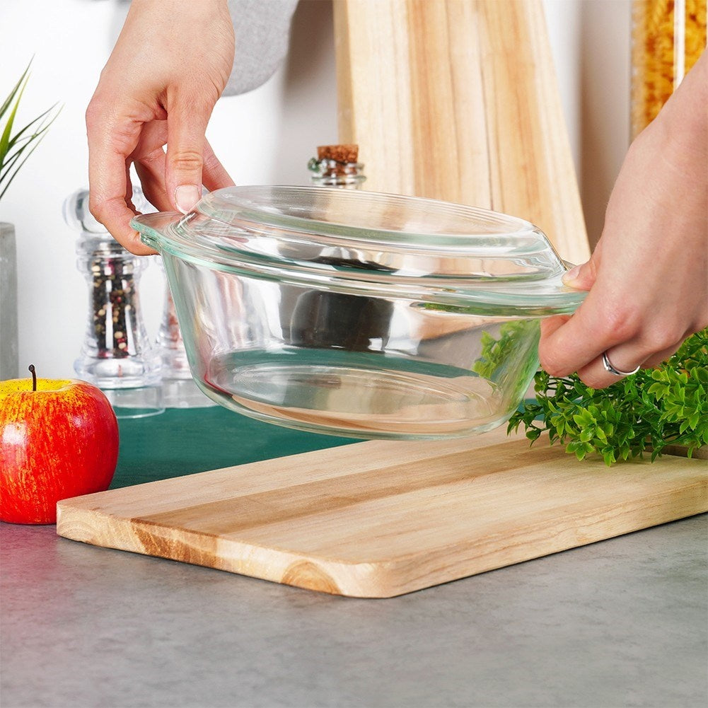 Round ovenproof baking dish with lid in borosilicate glass