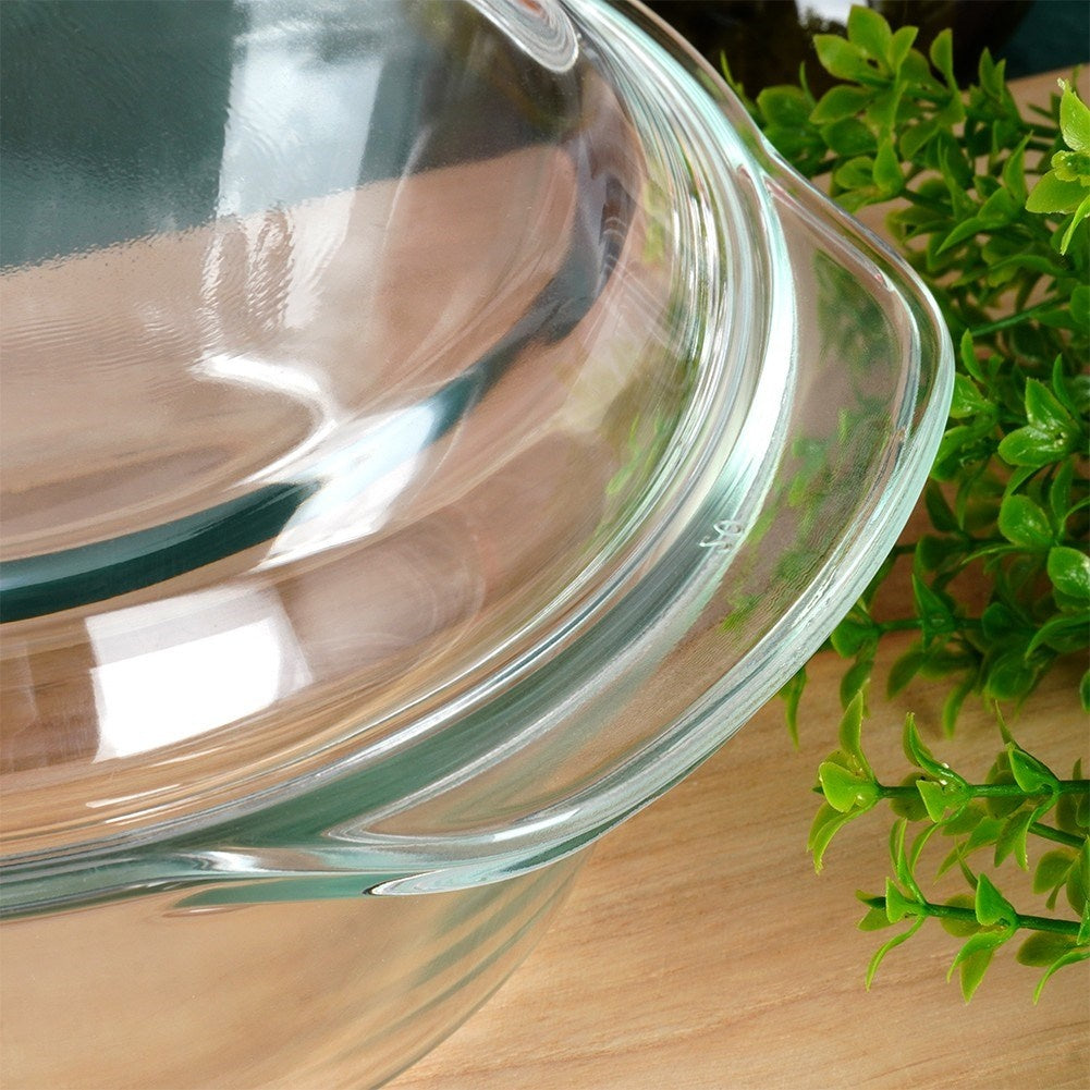 Round ovenproof baking dish with lid in borosilicate glass