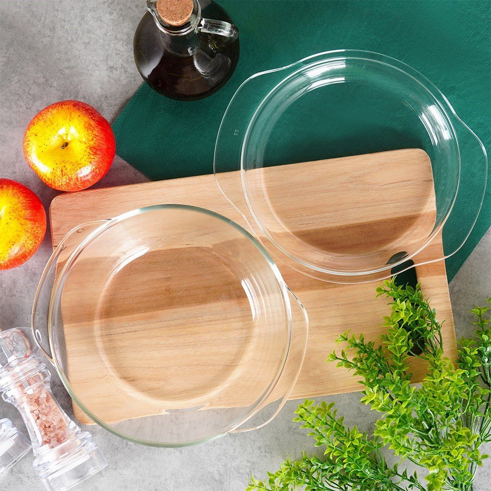 Round ovenproof baking dish with lid in borosilicate glass