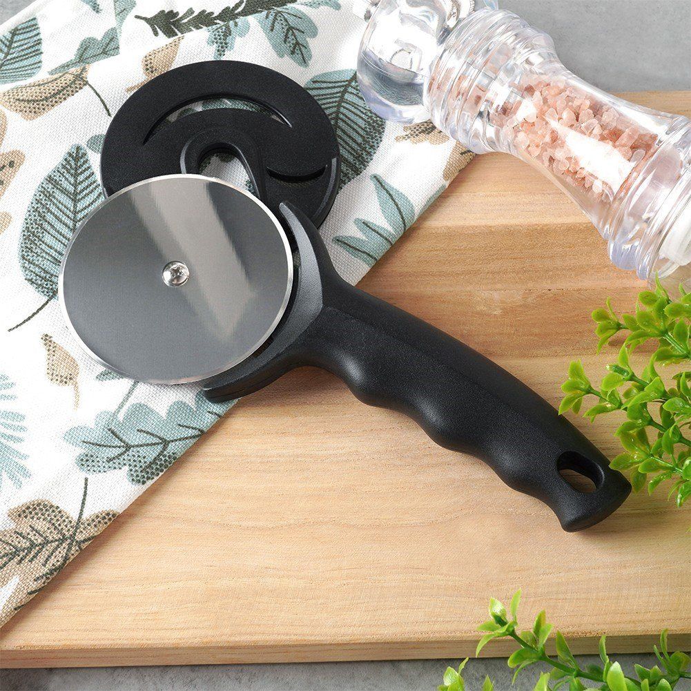 Round pizza cutter with guard and stainless steel blade