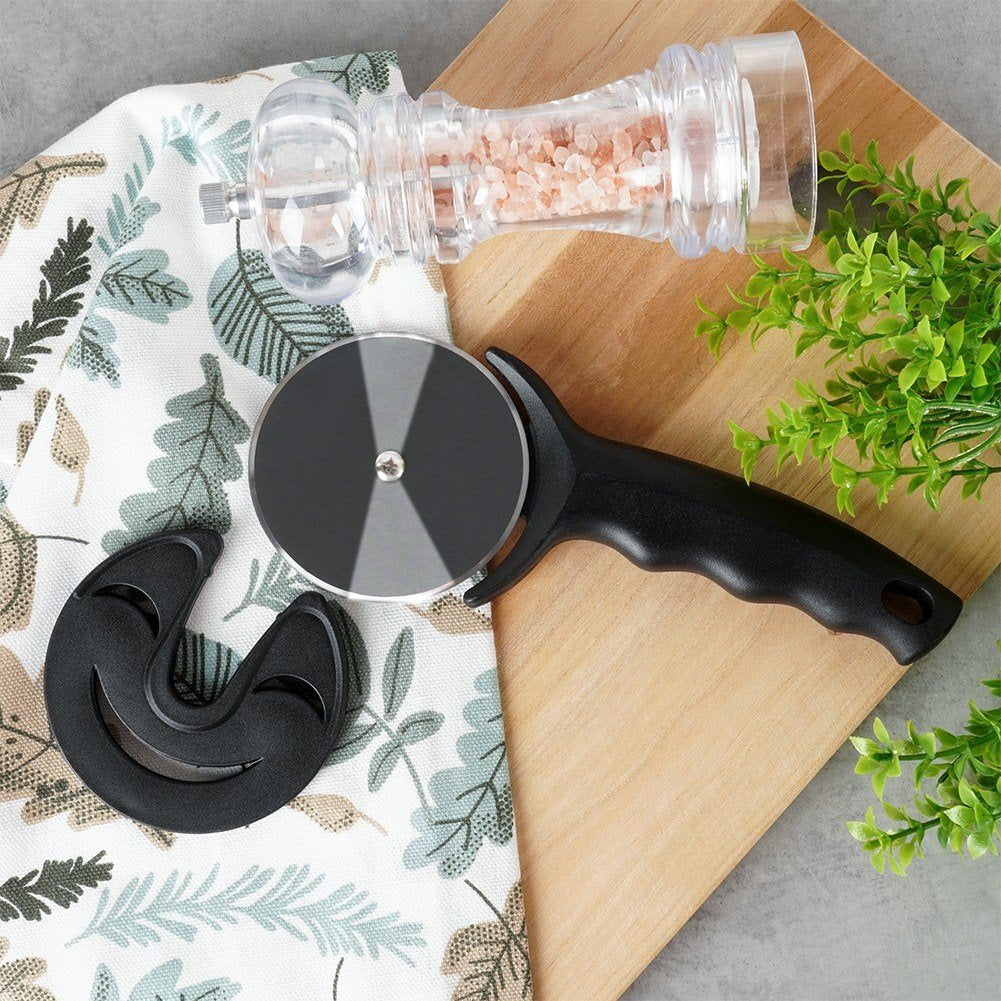 Round pizza cutter with guard and stainless steel blade