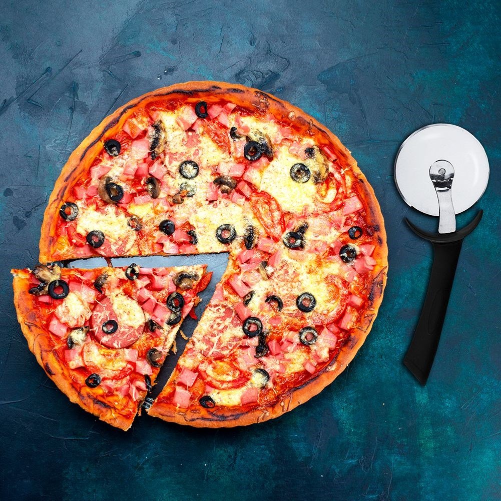 Round pizza cutter with stainless steel blade