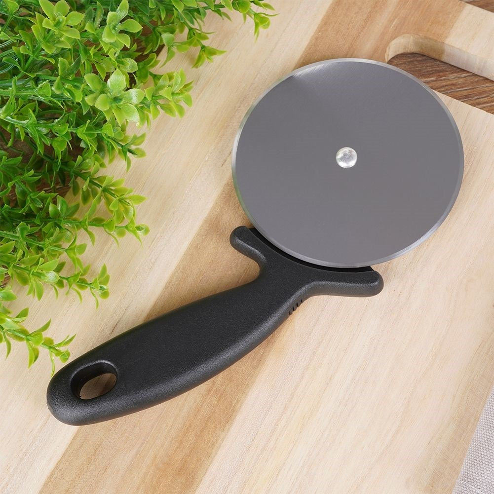 Round pizza cutter with stainless steel blade and comfortable handle