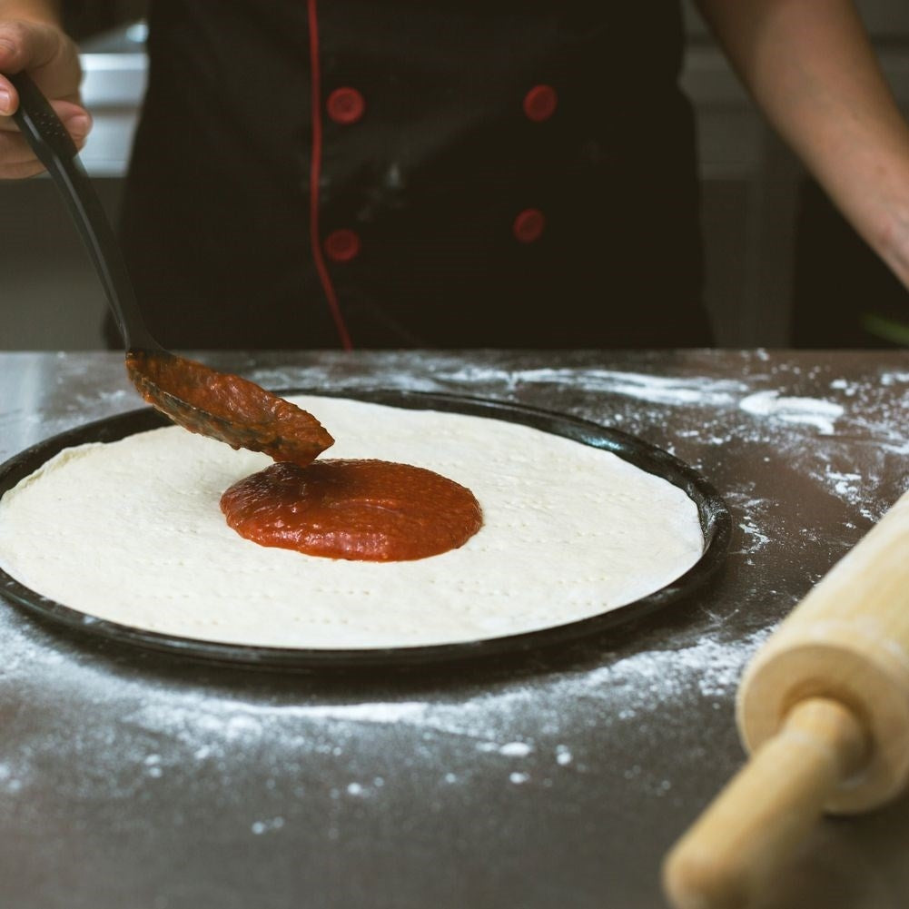 Round pizza sheet with perforated bottom and non-stick coating