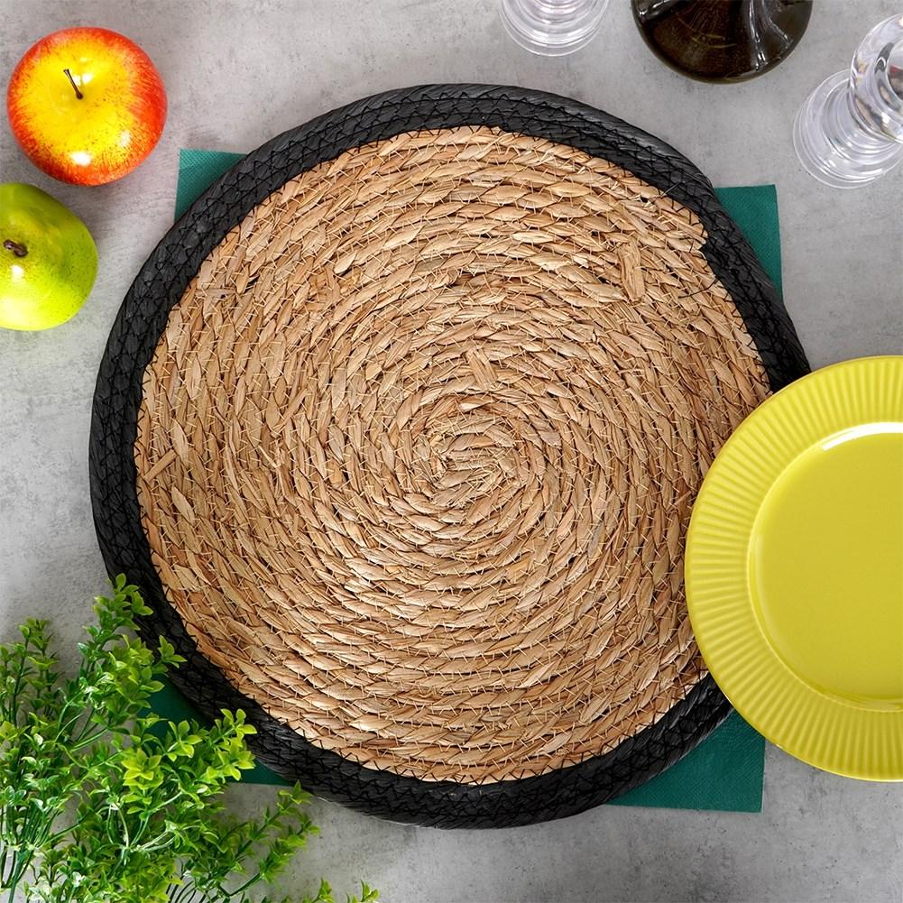 Round placemat made of plaited seaweed for all interiors