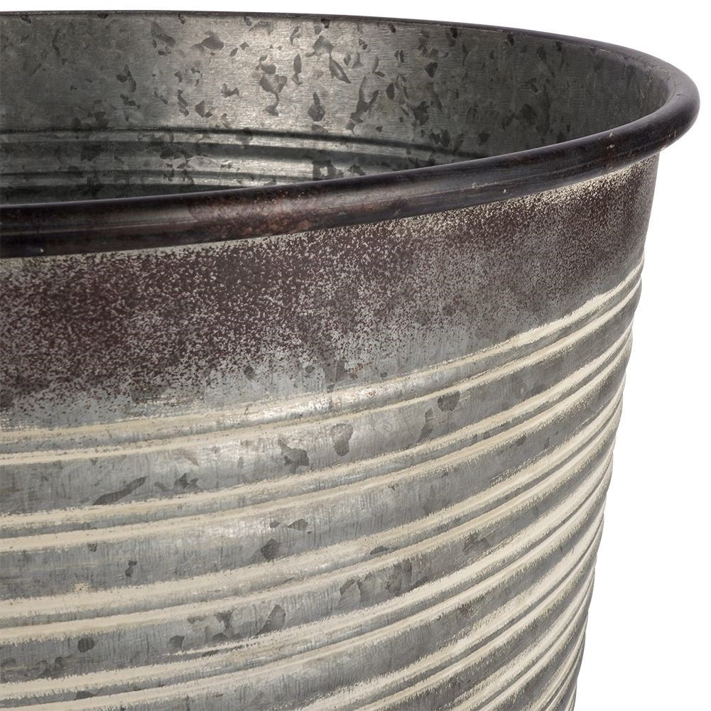 Rusty pot in galvanized metal for all plants
