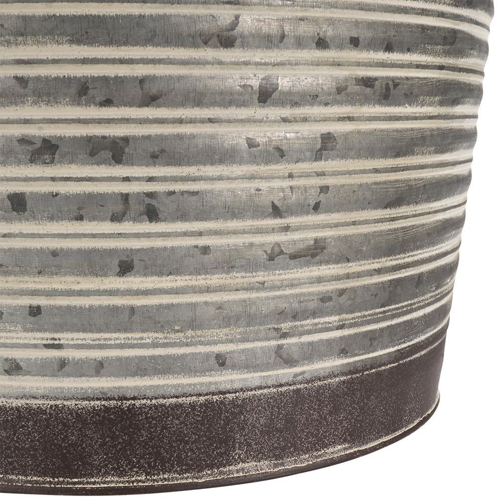 Rusty pot in galvanized metal for all plants