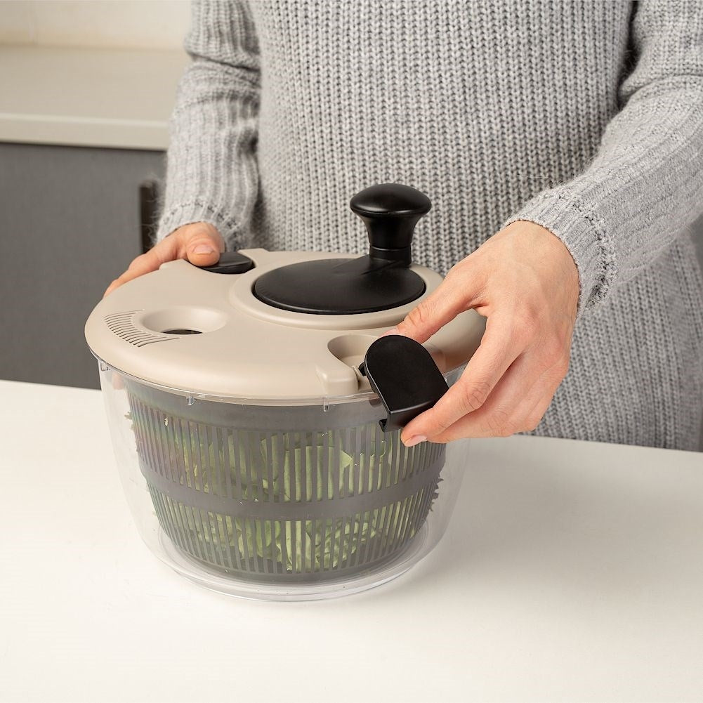 Salad tosser: Quick and easy manual salad preparation