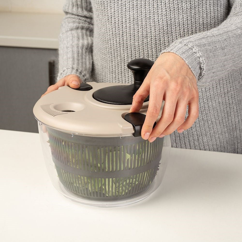 Salad tosser: Quick and easy manual salad preparation