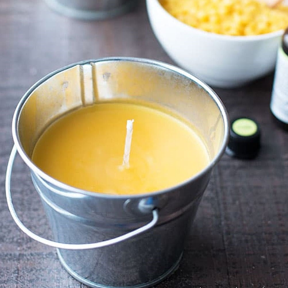 Scented candles with lemon oil: Mosquito repellent and cozy atmosphere