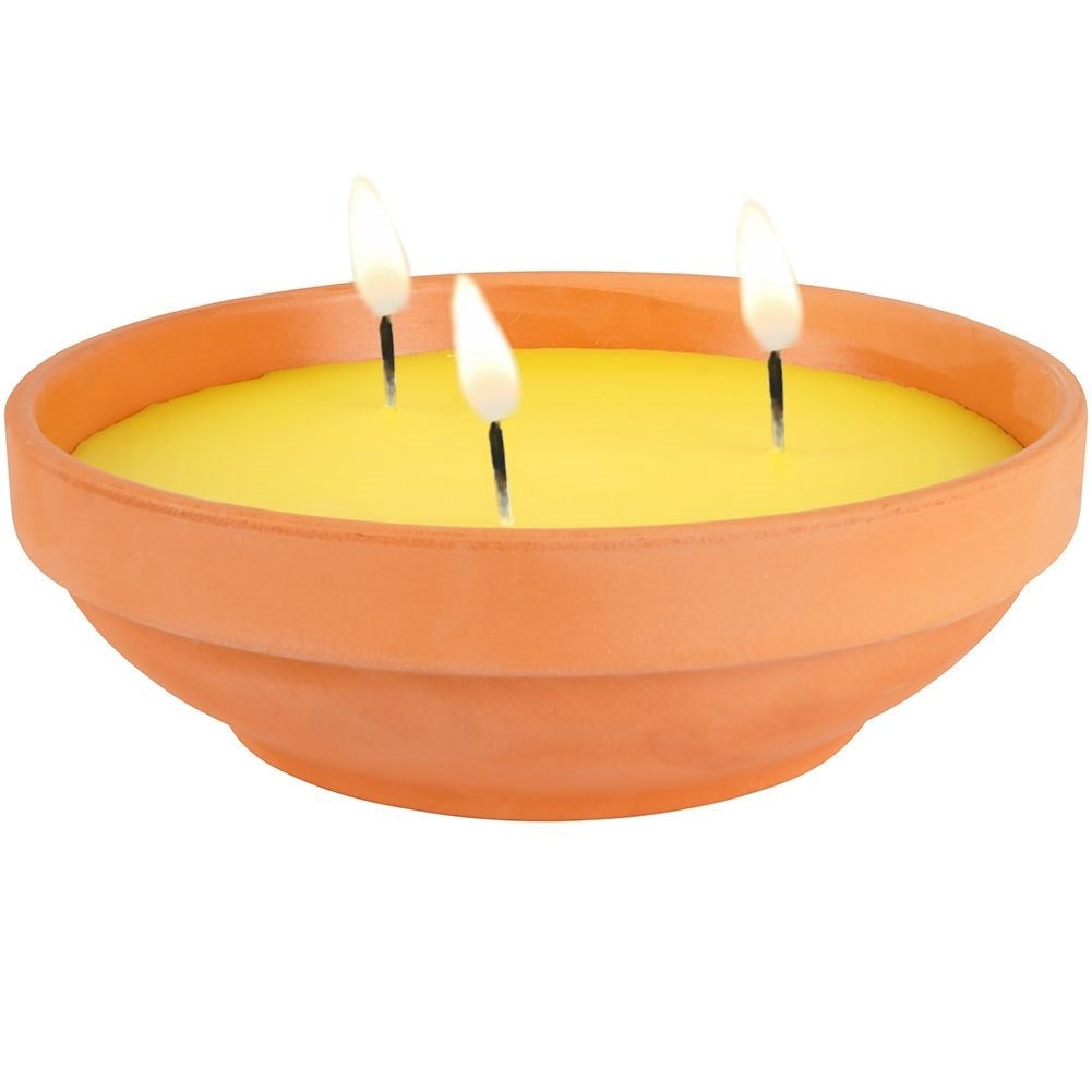Scented candles with lemon oil for a refreshing and cozy atmosphere