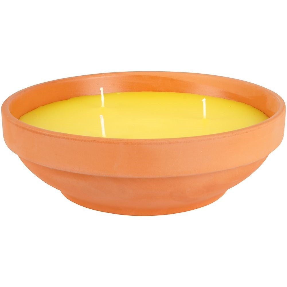 Scented candles with lemon oil for a refreshing and cozy atmosphere