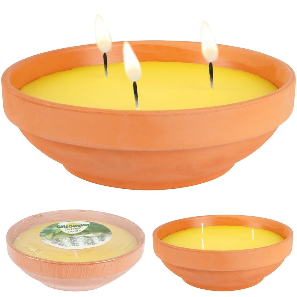 Scented candles with lemon oil for a refreshing and cozy atmosphere
