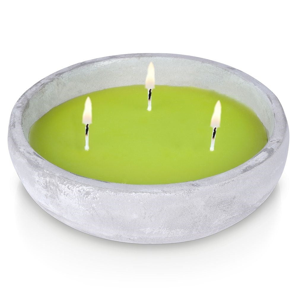 Scented candle with Lemon Oil: Refreshing and mosquito repellent