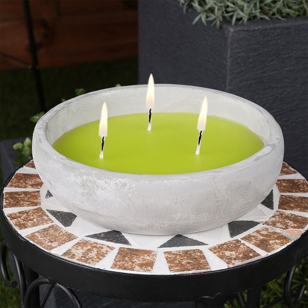 Scented candle with Lemon Oil: Refreshing and mosquito repellent