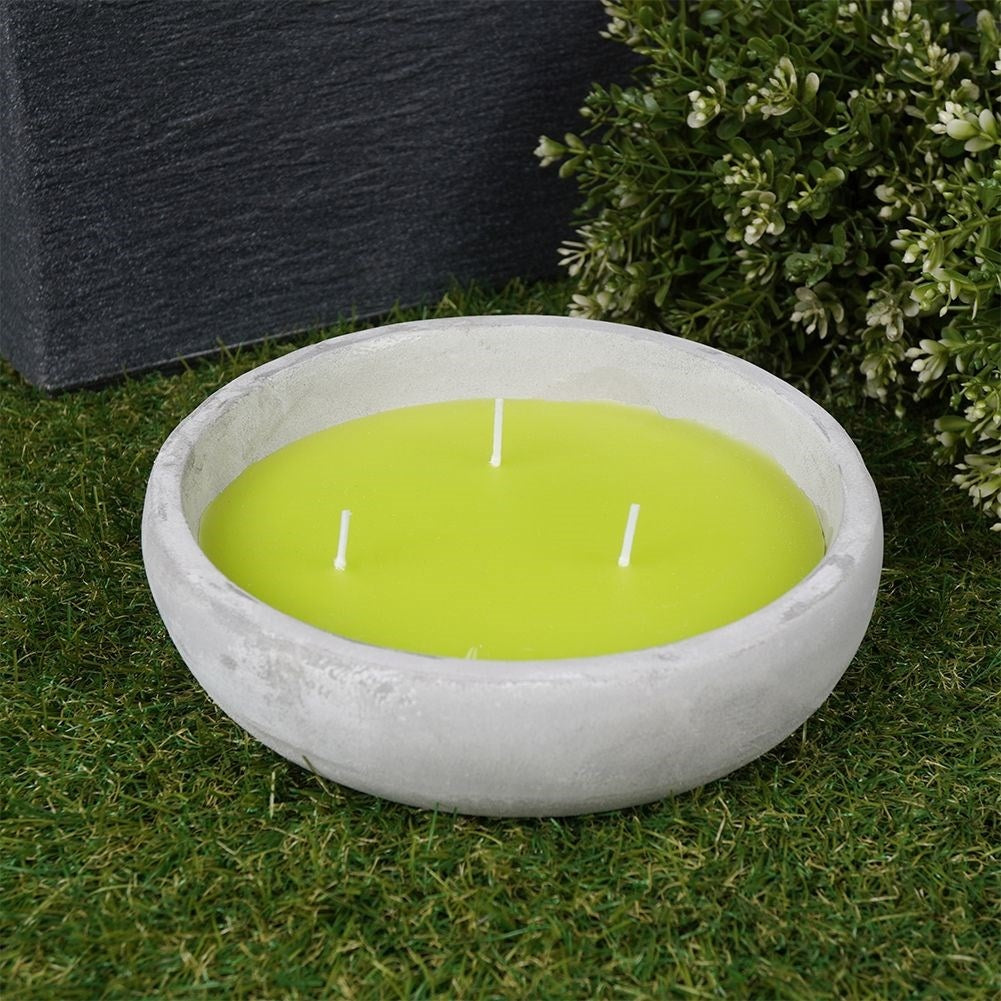 Scented candle with Lemon Oil: Refreshing and mosquito repellent