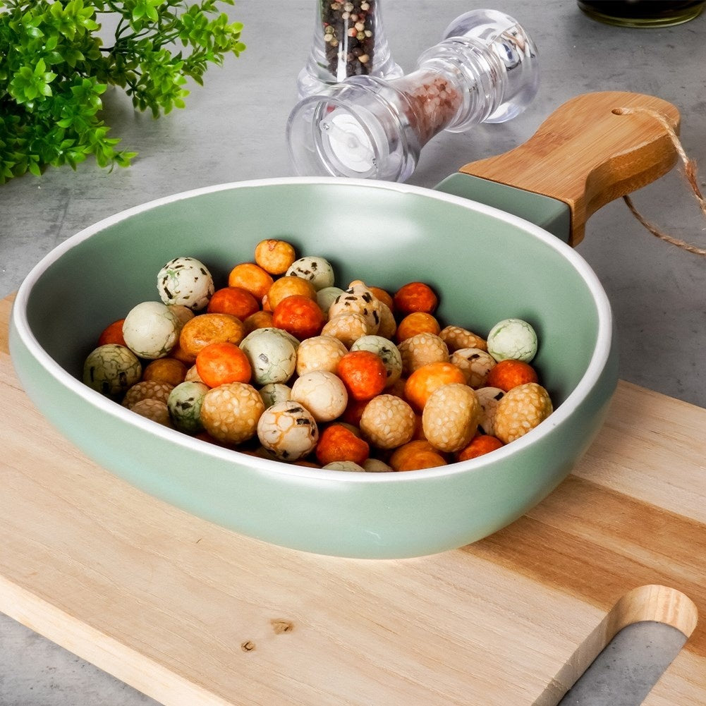 Serving dish in porcelain with handle and bamboo insert