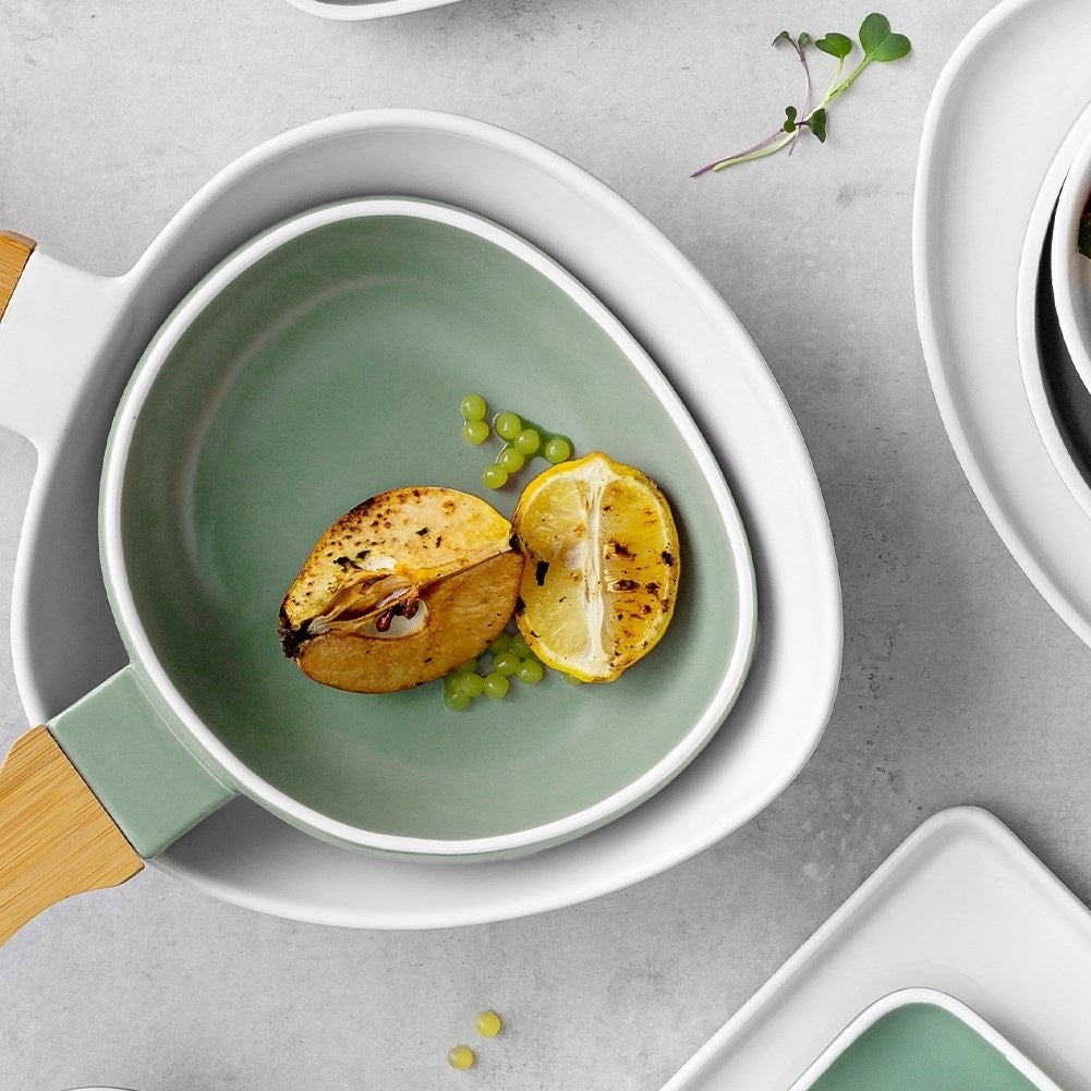 Serving dish in porcelain with handle and bamboo insert