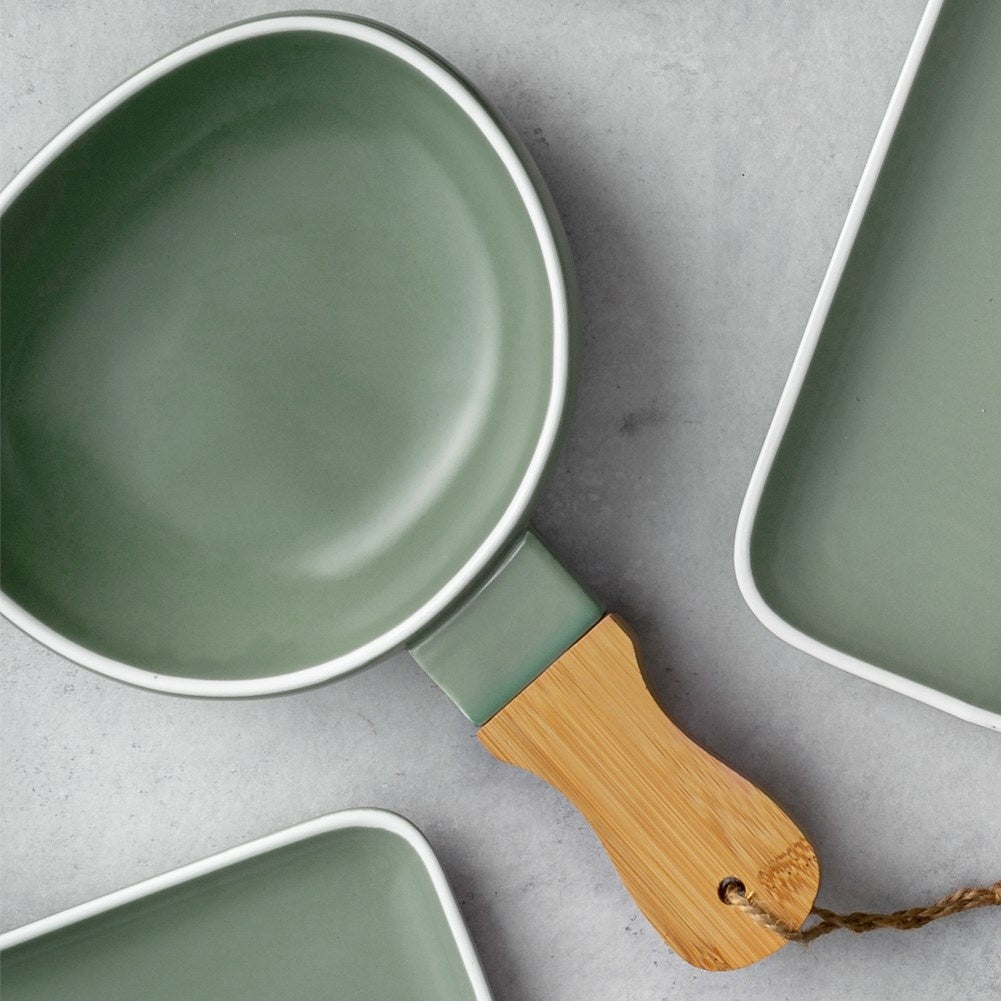 Serving dish in porcelain with handle and bamboo insert