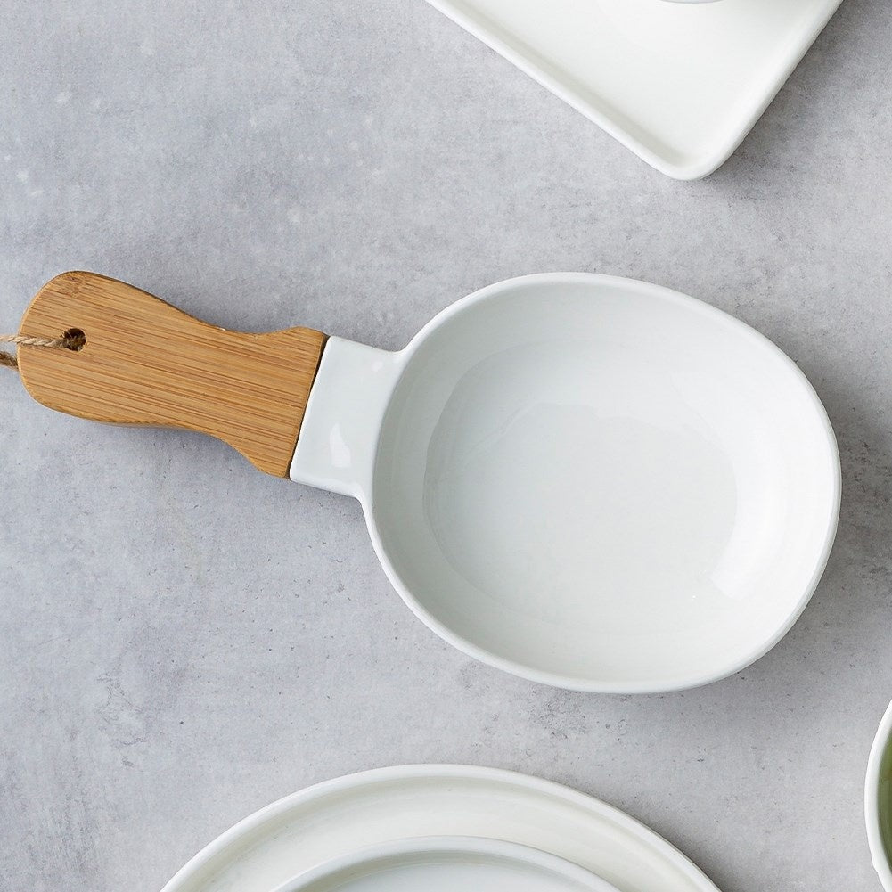 Serving dish in white porcelain and bamboo with handle